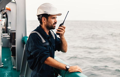 Che tipo di walkie-talkie è adatto per la comunicazione marittima?
